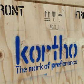Kortho-Sjabloneren-op-houten-transport-kist-G