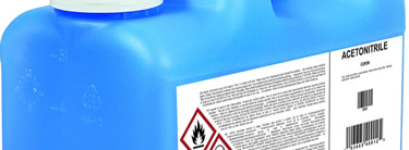 Handmatig-labelen-van-containers-met-GHS-label-in-twee-kleuren-in-de-chemie-met-Kortho-CAB-labelprinters